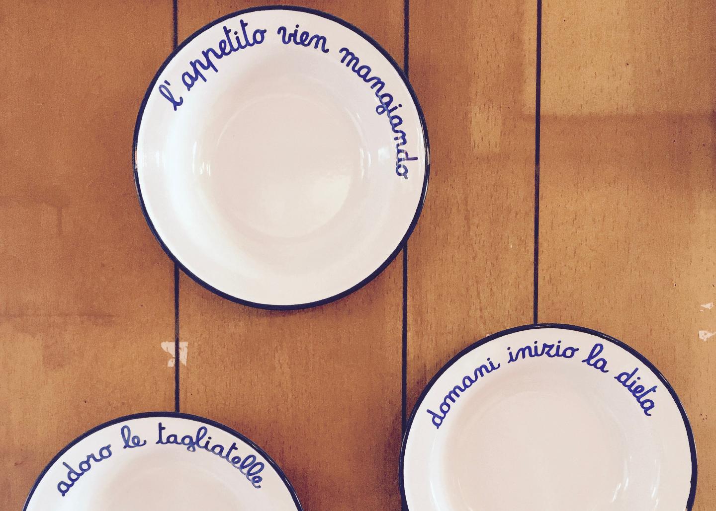 Tre piatti in ceramica su un tavolo di legno