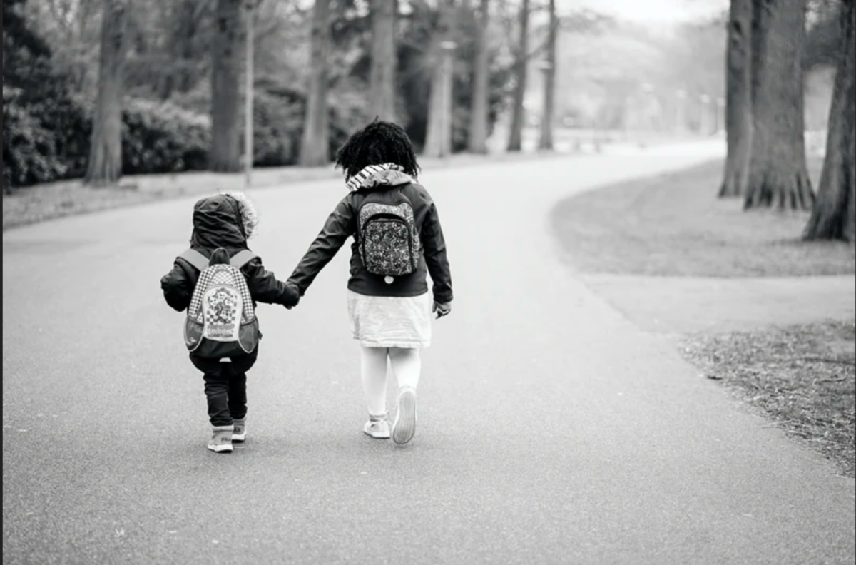 bambini camminano x mano